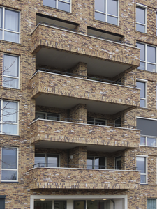 851442 Gezicht op enkele balkons aan een van de nieuwbouw-appartementengebouwen aan de Louis Armstronglaan in de buurt ...